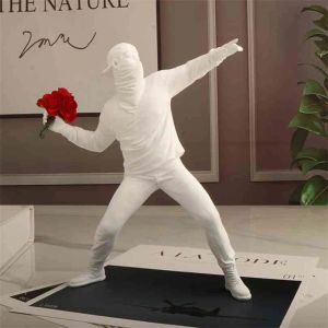 Statue di resina Sculture Banksy Flower Thrower Statue Bomber Accessori per decorazioni per la casa Accessori ornamenti moderni Figurina da collezione 210827