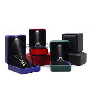 1枚のPCS LED Jewelry Ring Box Luxury Velvet Rubber Necklace Pendant Gifts Display for Proposal Engagement Wedding Case X0816