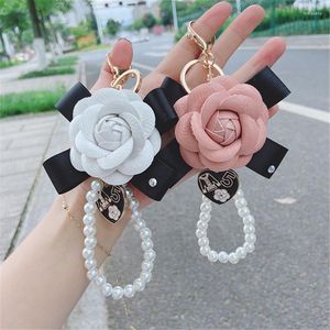 Keychains Luxury Black Camellia Genuine Leather Flower Keychain Letter Umbrella Pendant Car Key Chain Ring For Bag