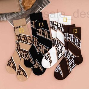 Meias Designer de meias FF Letters Bordado Algodão Sock Mulheres Ins Trend Meio Meias Meias Hong Hong Kong Retro empilhado meias de lazer VBGJ