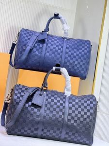 Questa borsa con tracolla con una pelle morbida eredita lo stile classico come una borsa a tracolla o una borsetta la sua moda iconica sarà il tuo compagno di viaggio