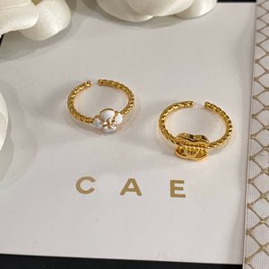 Designer C Anel de logotipo Fomento Flower Ring Fashion Engagement Love Viagem Jóias de alta qualidade Copper 2023 sem desbotamento anel de casamento de luxo com carimbo jz132