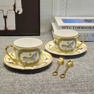 Mugs 2 PCS SET Luxury Tea Cups and Saucers Fine Bone China Coffee Golden Handle Royal Porcelain Party Set Espresso 230815