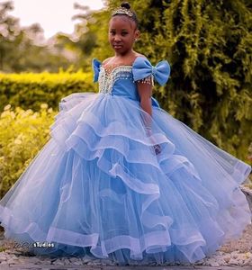 Hellblaue Blumenmädchen Kleider für Hochzeit aus Schulter Tüll Kristallperlen Rüschen abgestufte Kinder Kinder Party Kommunionkleider Ballkleid Bodenboden Bodenlänge