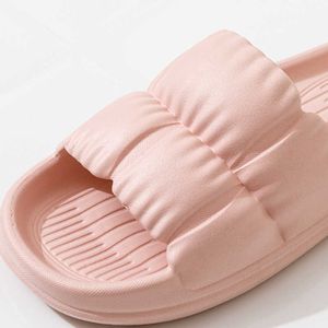 Slipper kvinnor sommar mjuka moln tofflor glider tofflor för hem flip flops sommar strand tjocka plattformskor män sandaler