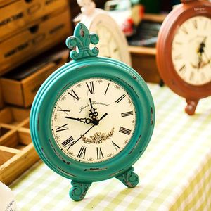 Настольные часы европейские ретро -ностальгические деревянные часы украшения деревянные ремесла дома настольный маятник винтаж