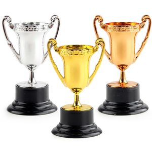 Dekorative Objekte 3PCS Mini Trophy Plastikspiele belohnt Dekorationen für Partyspielzeug Gold Silber und Bronze Award Cups 230815