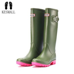 Stivali da pioggia per le donne in gomma stivali pioggia impermeabili in PVC lavoro ginocchio stivali da pioggia alti piatti con scarpe da giorno in gomma piovosa donna WS583 230815