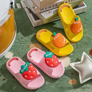 Slipper Summer Children's Girls Non-Slip Slipers Cute Fruit Mönster Bekväma andningsbara pojkar hem badrum mjuka tofflor strandskor R230816