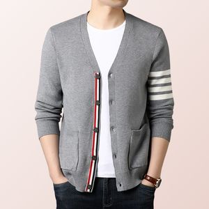 Suéteres temporada três cores listrado na moda masculino casaco de lã malhas camisola cardigan 230815