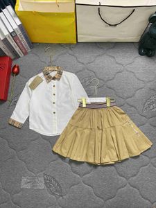 デザイナーベビースーツ秋の子供たちのトラックスーツサイズ100-150 cm 2pcsシングル胸シャツとカーキ色のリボンスカート7月26日