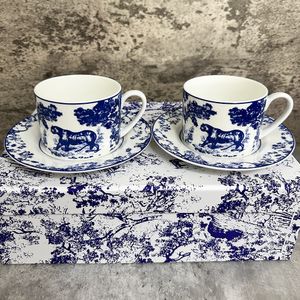 Kubki nordyckie Kości Kości Porcelanowe filiżanki kawy Vintage Ceramic OnGlazed Advanced Tea and Saucers Sets Luksusowe prezenty 230815