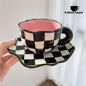 Tazze dipinte a mano in ceramica a mano personalizzata scacchiera design originale tazza di caffè da caffè per il latte da tè regali creativi mangere drinkware 230815