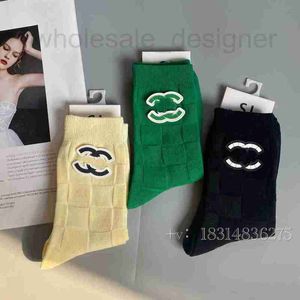 Sockenstrumpfwarendesigner British Style Sock Leder Label mit kleinem X-Square-Dreidimensional-Design-Crew-Socken für Männer Frauenpaar College Koreanische Version, INS Trend