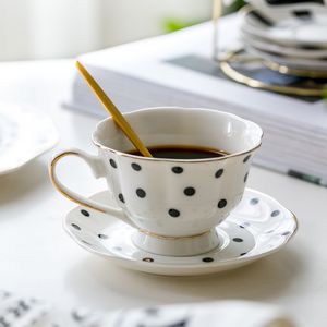 Becher Blumenförmige Kaffee Tasse Untertasse Set Europäischer Stil Keramik Nachmittagstee Feinkone China Goldrumpf für Getränkewaren 230815