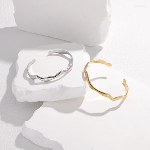 Bangle Trend Wavy Open för kvinnor Rostfritt stål Guldfärg justerbar utan blind bröllopsfest smycken gåva