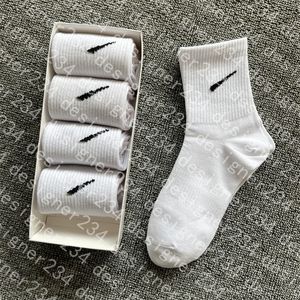 Litera NK Print Socks Classic Hook Designer Męs Women Calletyns Stocking Pure Cotton Absorbent oddychające krótkie skarpetki Łódź Luksusowe podwiązki z pudełkiem B9