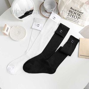 Meias de meias designers de verão bordados em meias de seda preta e branca, perna longa ultra fina JK sobre o joelho de longa metragem 9r2i