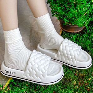 Slipper Trend Summer Women Slippers Soft Bottom Cloud Ladies Light Beach Shoes Woman Lämplig inomhus utomhus Flip Flops