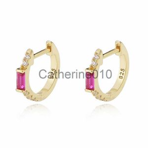 Charm Dainty Emerald Red Corundum Earrings 925 Sterlsilver 14K Gold Plated Blcubic Zirconia Huggie örhängen för kvinnors flickor J230817