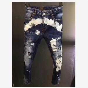 Mäns jeans män bokstavstryck mode casual hål spray målade jeans trendiga high street denim tygbyxor a136 230817