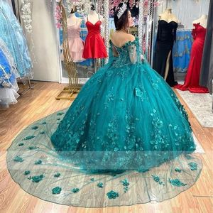 2023 Sexy Emerald Green Quinceanera Ballkleid Kleider 3d Blumenblumen Spitzen Applikationen Kristallperlen bodenlange abnehmbare Cape -Party -Abschlusskleider