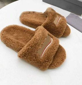 2023 Fashion Designer Ladies Slipisti da donna Slifori di lusso Autunno Slipisti inverno Slide in pelliccia Fluffy Furry Warm Letters Sandali comodi stivali da design sfocati