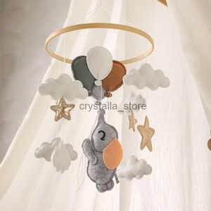 Wooden Baby Rattles Soft Felt Cartoon Bear Cloudy Star Hanging Pendant Bed Bell Crib Montessori Toys For Newborn Gift HKD230817