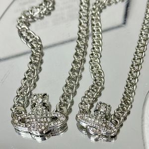 Designer Full Diamond Saturn Magnetic Suction Halsband, europeisk och amerikansk tjock kedja, kubansk kedja, personlig punkbenbenkedja, nackkedja, designerpåse