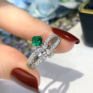 Bröllopsringar Lyxig Green Stone Crystal för kvinnor Sliver Color Multilayer V Shaped Zirconia Engagement Ring Smycken Storlek 6 7 8