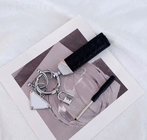 Coppia Designer Keychain Metal Leather Lanyard Luxury Keechchins Charms Charms Men Women Necktie Contour Heart Triangle Key Ring Stamel Borse PJ056 C23
