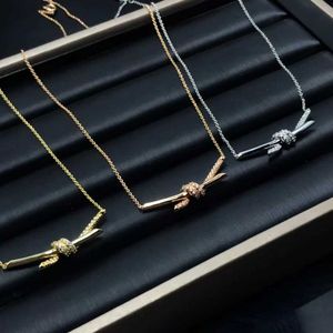 Marca de designer High edição colar de nó feminino corda feminina pingente de arco de diamante liso com a corrente de gola de estilo do mesmo estilo