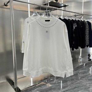 デザイナーセーターの男性女性長袖Tシャツ丸ネックパーカーDリベットスウェットシャツメンズエバーサイズプルオーバーセーター