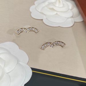Orecchini per stalloni di moda Donne Designer di lusso Orerazione C lettera Diamond Gioielli Regali per feste di nozze