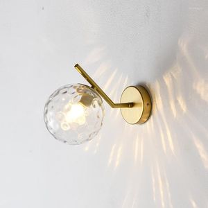 Lampada a parete Nordic Luxury Glass Ball Light per camera da letto accanto al soggiorno al corridoio Ailse El Creative LED PLACCES