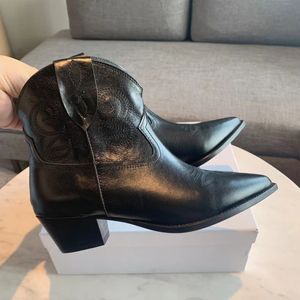 2023 Western Cowboy Short Boots 고급 디자이너 신발 100% 송아지 가죽 조각 오토바이 부츠 승리 아치 패션 여성 나이트 로마 부츠