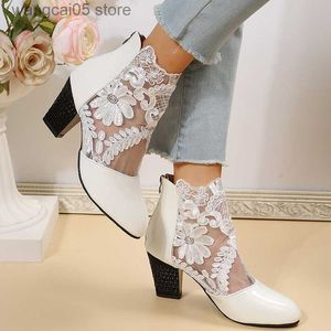 Botas Botas respiráveis ​​saltos altos Botas de tornozelo Mulheres 2023 Autumn Bordado de salto grosso Bombas Mulher plus tamanho 43 BOTAS CURTO BRANCO T230817