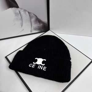 Designer classico Autunno Inverno Stile caldo Beanie Cappelli Uomo e donna Marchio di moda Doppia lettera C Berretto lavorato a maglia universale Autunno Lana Cappellini con teschio caldo all'aperto