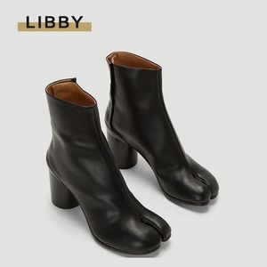 BOTAS Brand Design Tabi Boots Split de dedão grossa de salto alto Botas de couro zapatos mujer moda outono feminino sapatos de gotas mujer 230816