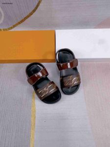 Дизайнерские детские туфли летние металлические логотип декорирование детские сандалии печатные буквы детские тапочки упаковка детский размер 26-35