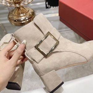 2023 Fashion Women's Short Boots Luxury Metal Buckle 100 ٪ Highine Leather Square Cyel Mostice Black Lacquer Leather Boots 35-40 with box