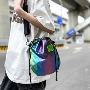 Neue Laser -Fantasie farbenfrohe helle Gesichtskordelschneiderbeutel für Männer und Frauen vielseitiges Paar Stil einfach und vielseitig Casual Crossbody Bag 230220