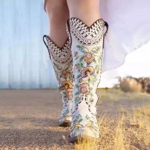 Boots Women Western Boots Fashion الكعب الأبيض مكتنزة مدببة إصبع القدم المطرز على حذاء راعية البقر في الركبة أحذية عالية أحذية سيدة 230816