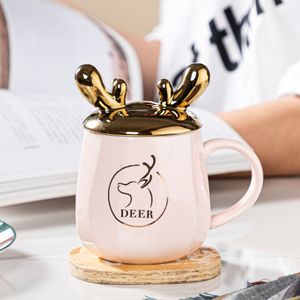 As últimas 16,2 onças de caneca de café de cervo fofo com uma tampa, muitas opções de estilo, suportam a personalização de qualquer logotipo