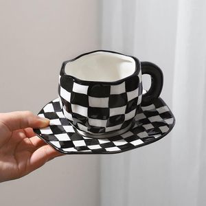 Muggar handmålade checkerboard kaffekopp och tefat underglasera keramisk personlig tepå