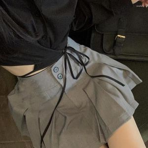 Kjolar koreanska preppy stil sommar veckad kjol kvinnor hög midje shorts två knappar streetwear elegant grå vintage y2k lady