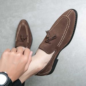 Löpskor herrar loafers märke mocka läderskor vintage slip-on klassiska casual män körskor bröllop man klänningskor Tassel pekade 230803