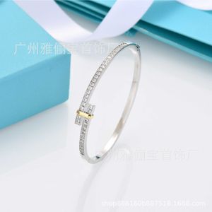 Designer Brand High Edition Brand Ring Necklace مع طلاء نحاسي أبيض 18 ألفًا والماس بألوان مختلفة تحيط بأقراط سوار الماس الكاملة M0ug