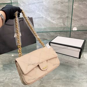 Kvinnor axelväska underarmsäck mjuk lammskinn Delikat broderi Clamshell Ringer Hardware Metal Buckle Matelasse Chain Crossbody Bags Luxury Tote Purse 25cm