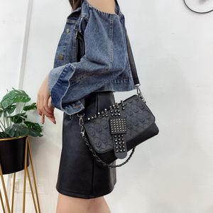 Vintage Rivet Black Crossbody Bag Frauen PVC Messenger Bag Cooler Schädel Umhängetasche Designer Klappe Handtasche Bolso